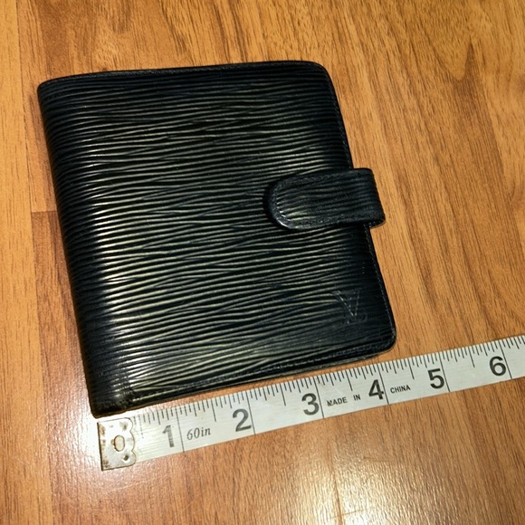 Authentic Louis Vuitton Epi Leather Bifold Wallet with Snap Closure - Picture 4 of 16